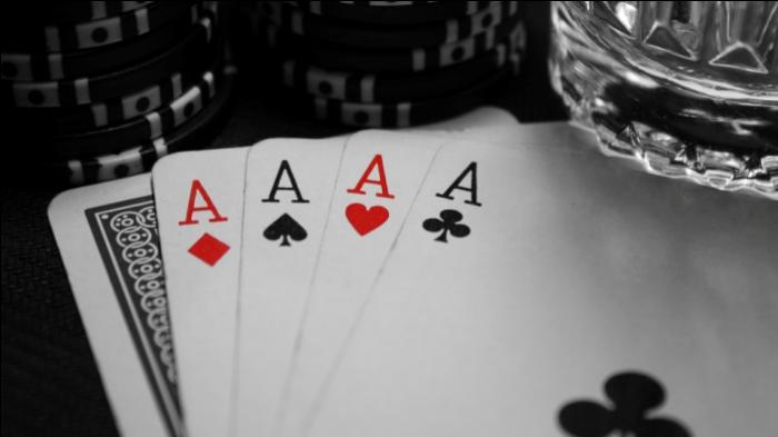 Strategies et variantes au poker en ligne